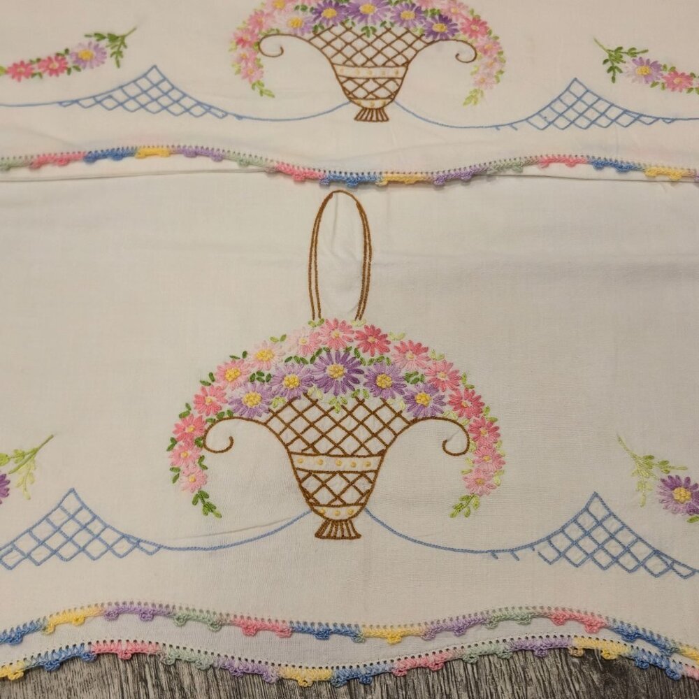 Vintage Embroidered Floral Basket Pillowcases Crochet Edge Purple pink Daisies - Picture 4 of 16